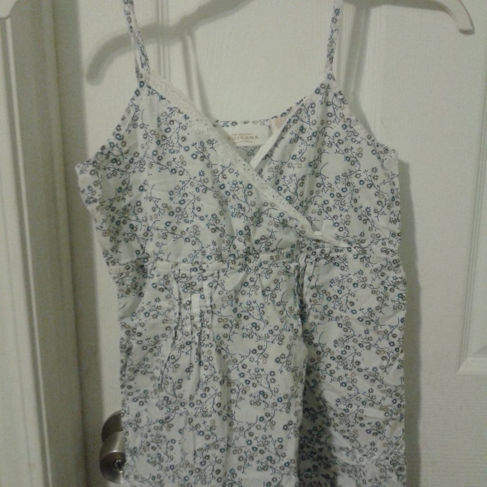 🌻white and blue floral v neck spaghetti strap top